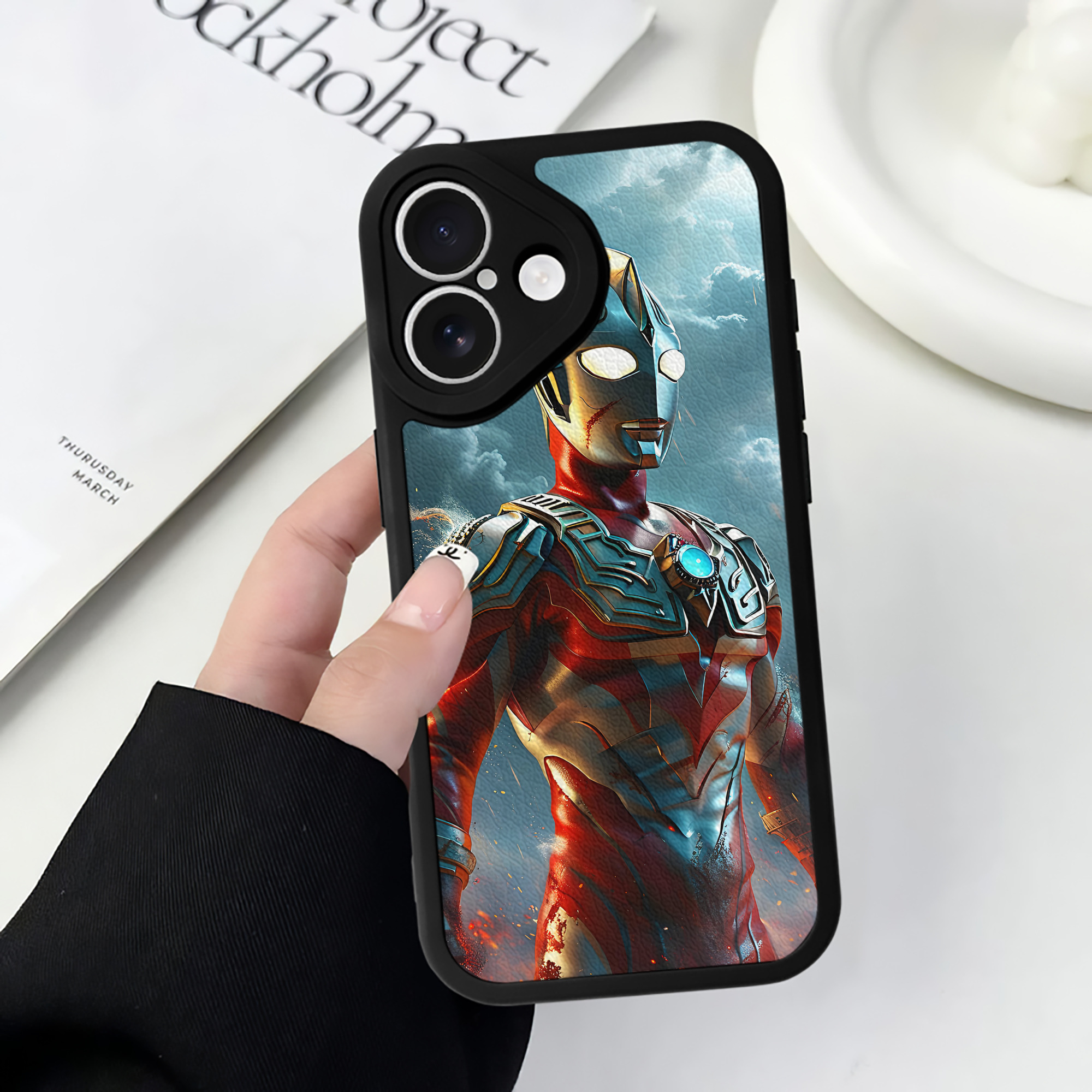 （画像用） ウルトラマン Ultraman 【iPhone 16シリーズ対応】シリコンスマホケース（レザー調） 材質：シリコン